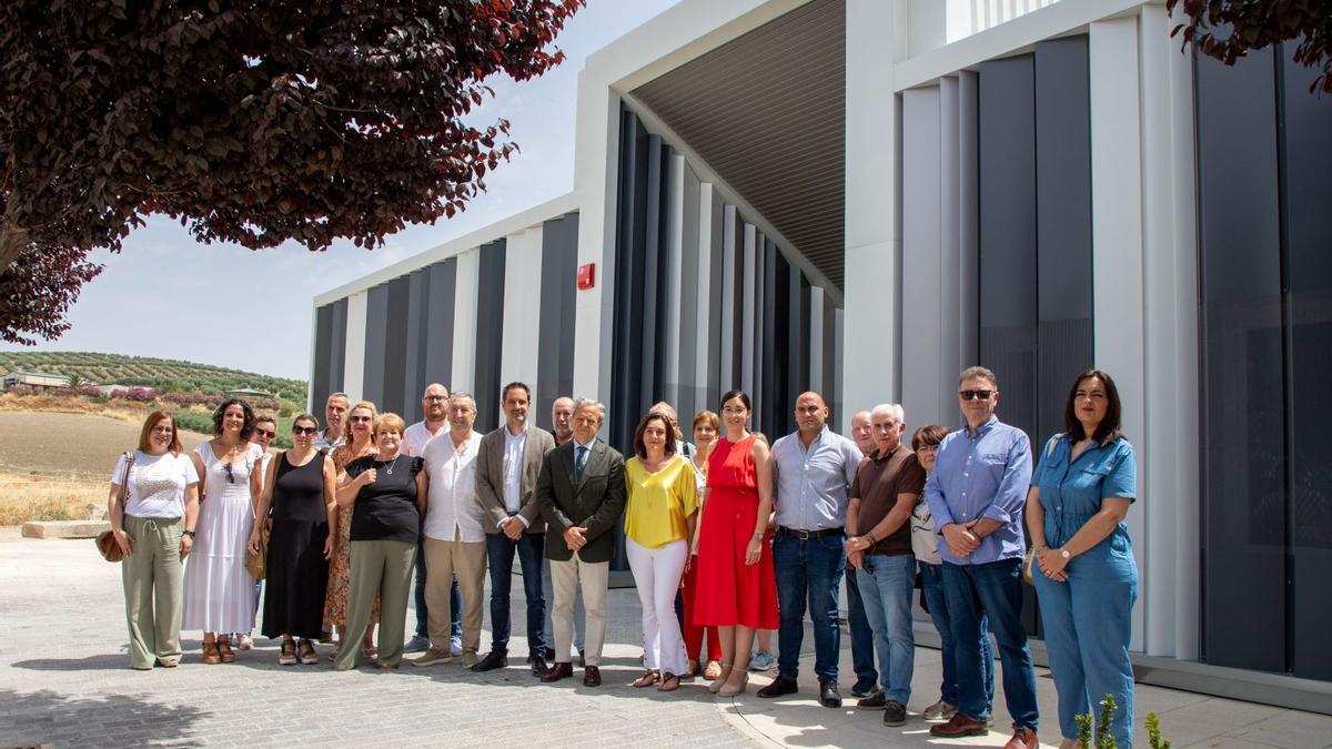 Asistentes al acto de inauguración del nuevo Centro Multiasistencial, en el exterior del edificio.