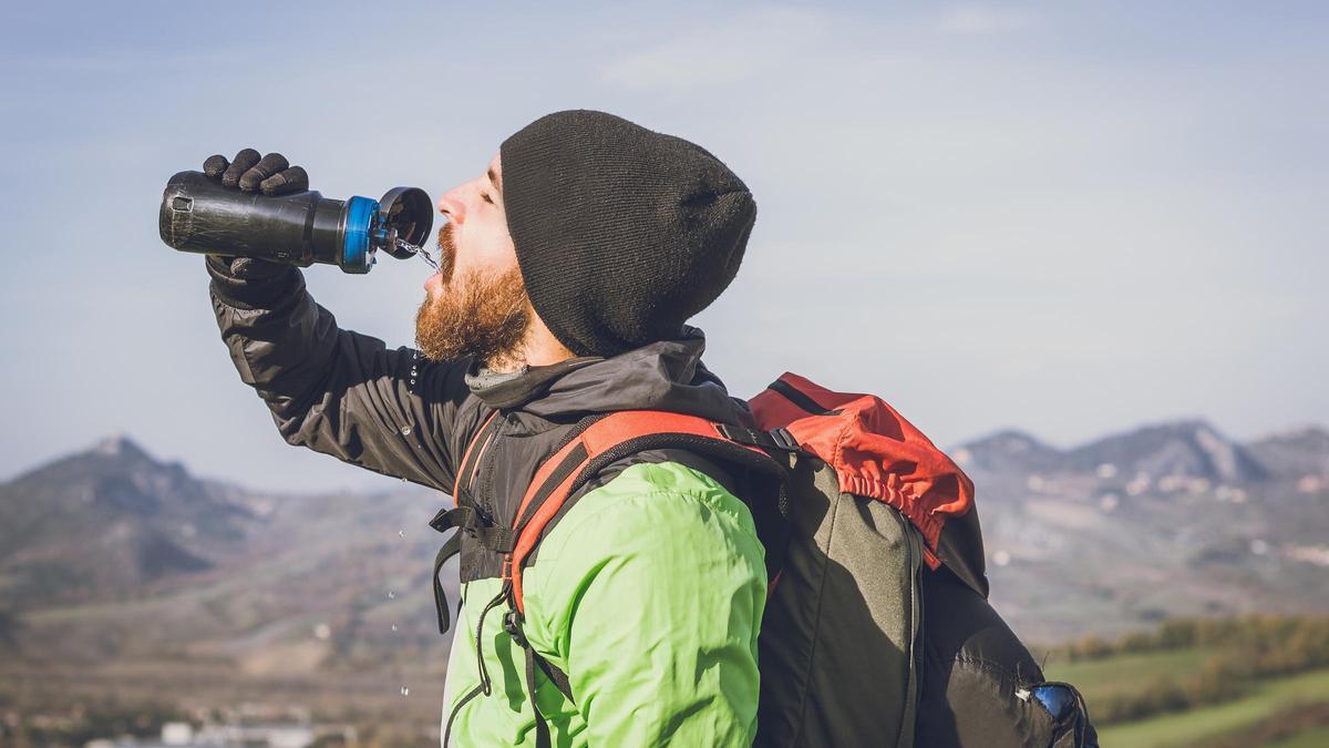 Bebe agua de manera constante el día antes y el día de la escalada.
