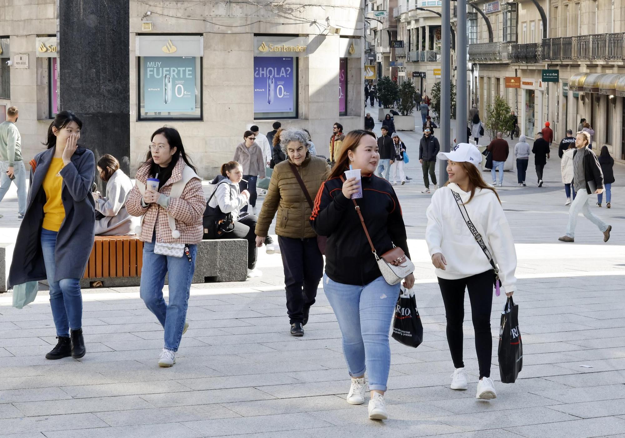 Turistas paseando por el centro de Vigo