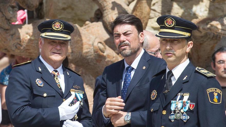 Barcala, junto a Conesa y Aldave, en un acto de la Policía Local de Alicante, en una imagen de archivo