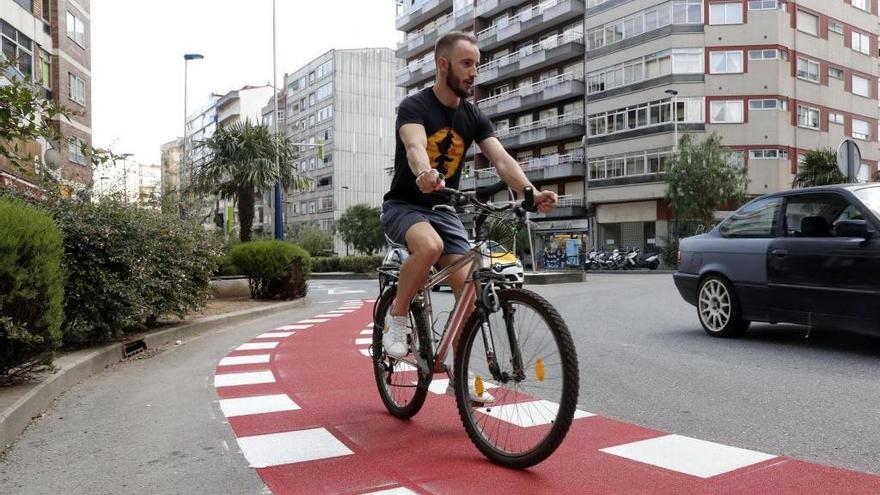 Un usuario del carril bici de Vigo a su paso por Travesía. // J. Lores