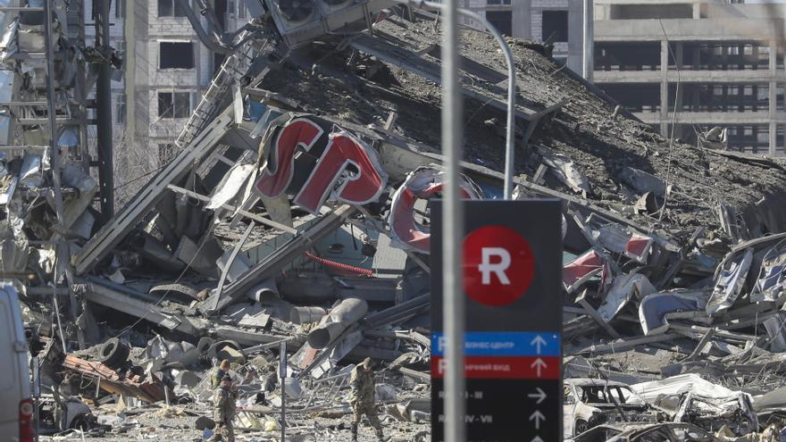 Bombardeo del Kremlin a un centro comercial de Kiev hasta convertirlo en un páramo lleno de cascotes