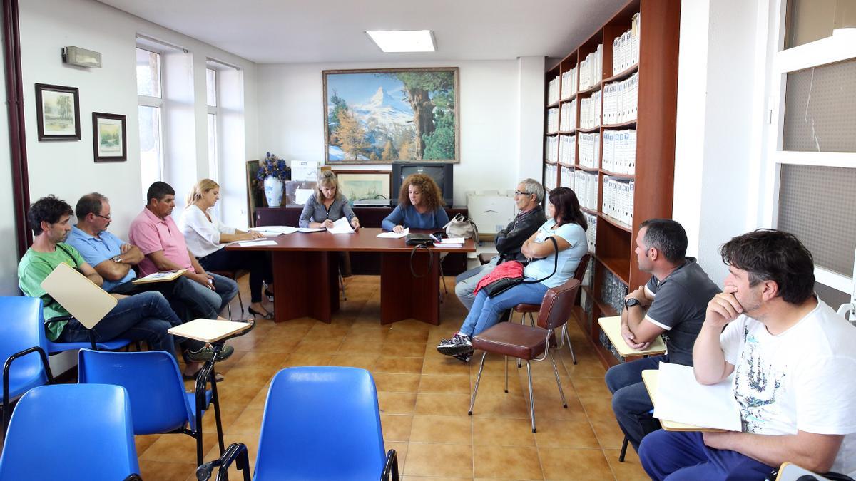 Una junta en la cofradía de Baiona en 2017.