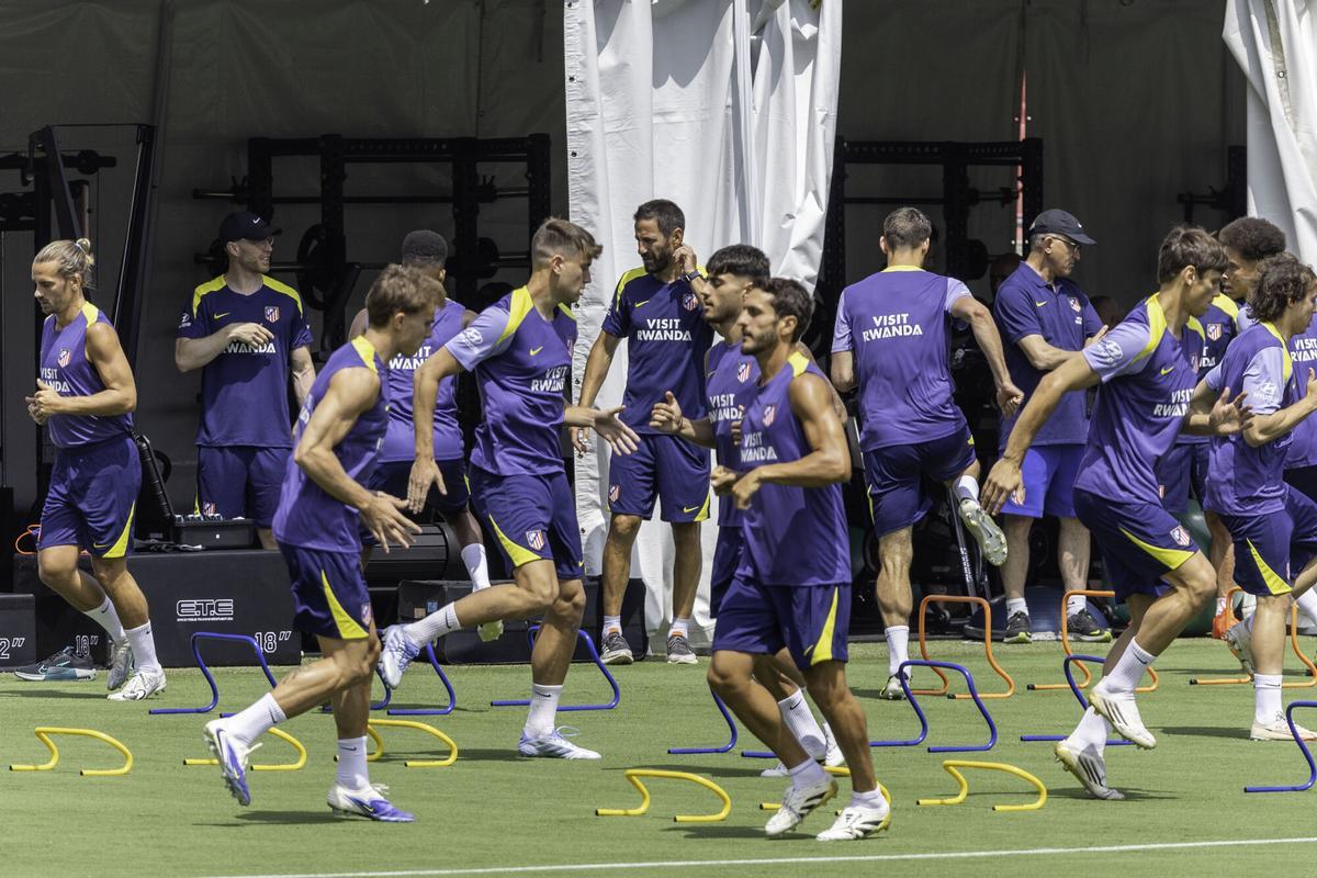 Atlético de Madrid players, in the training on Wednesday at the Coliseum Memorial Stadium in Los Angeles.