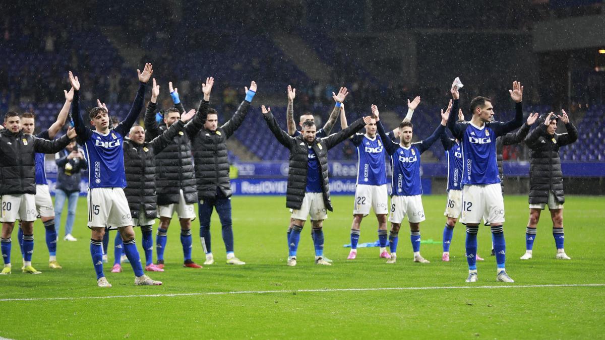 EN IMÁGENES: Ambiente y partido de un Real Oviedo-Levante pasado por agua