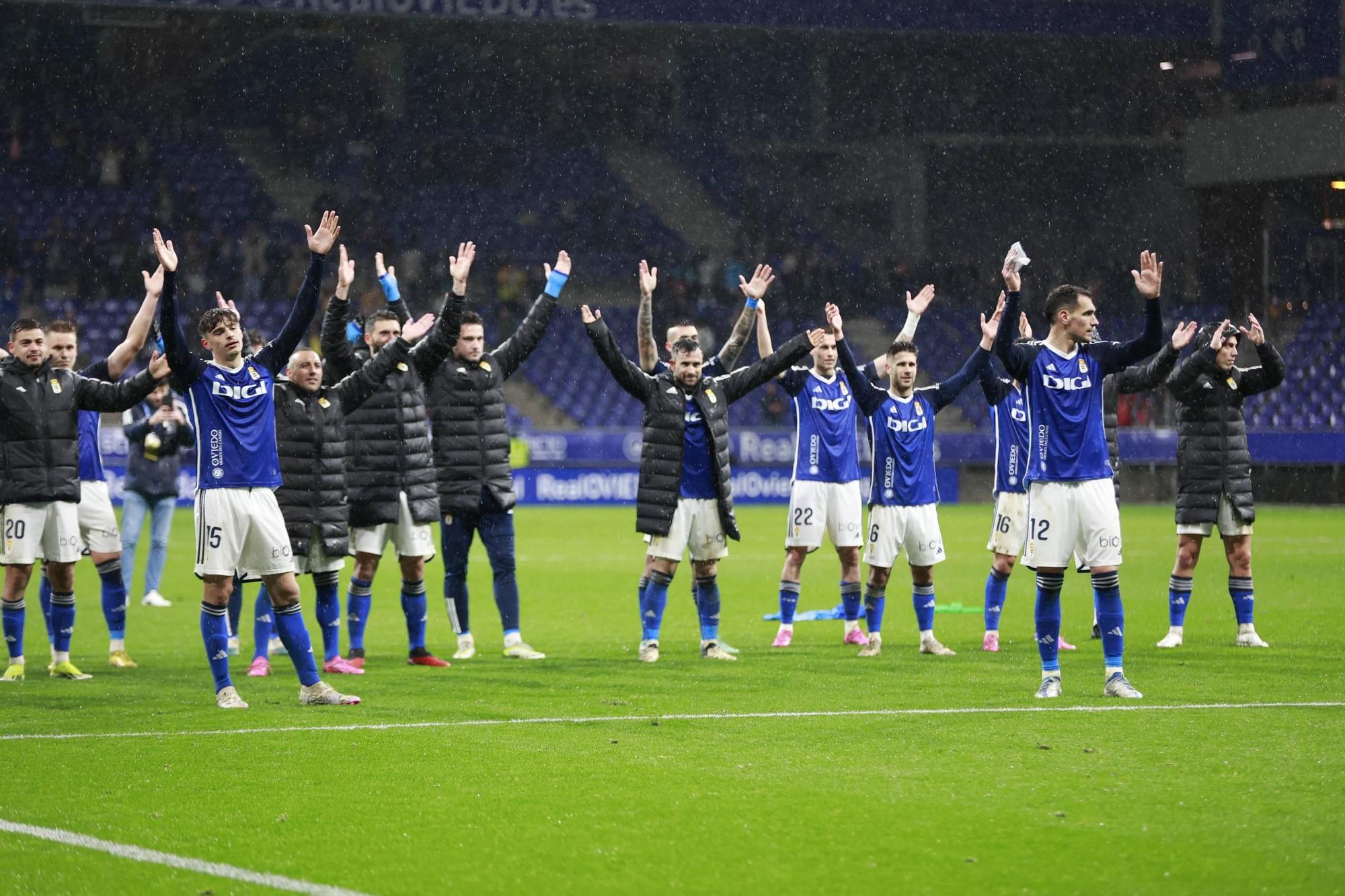 EN IMÁGENES: Ambiente y partido de un Real Oviedo-Levante pasado por agua