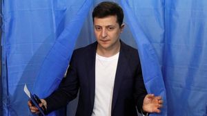 zentauroepp47842849 ukrainian presidential candidate volodymyr zelenskiy walks o190421184507