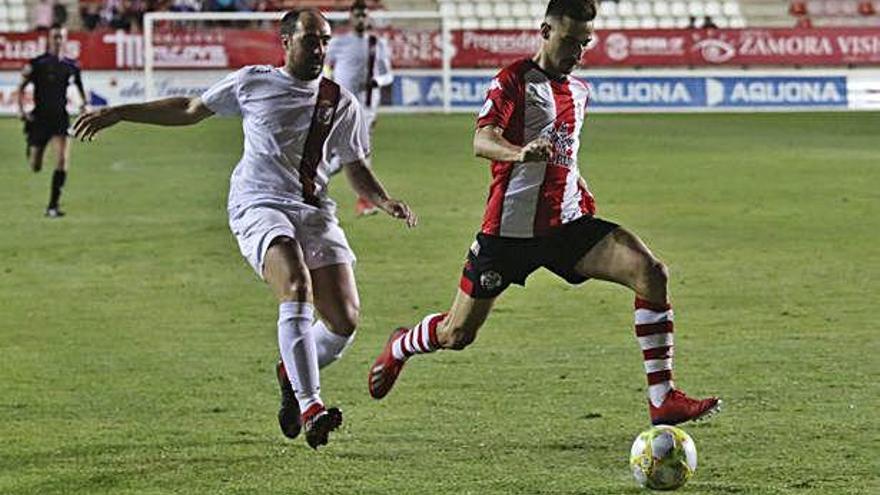 Valentín se escapa para marcar el primer gol rojiblanco.