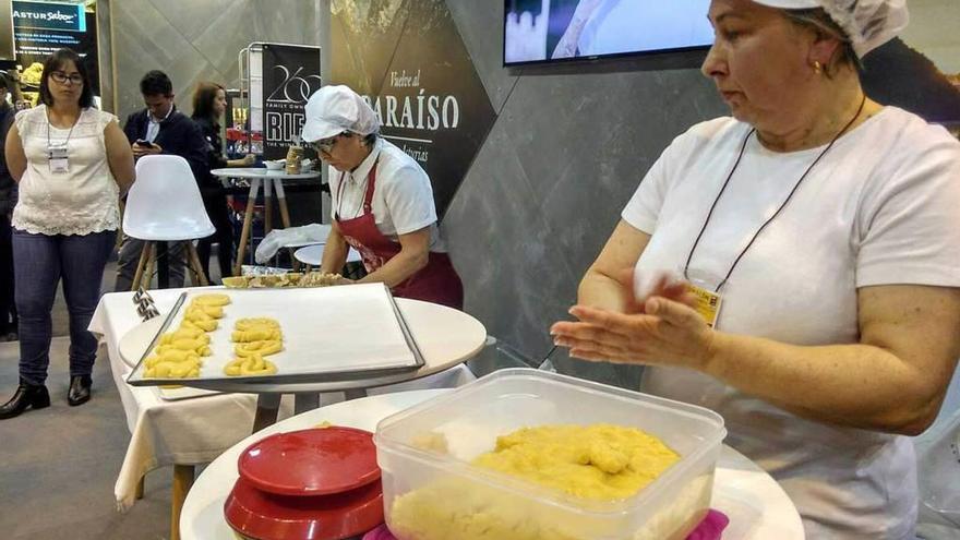 En primer término, la candasina Oliva Echevarría y, al fondo, la luanquina Beatriz Ruiz durante la exhibición en el Salón de Gourmets de Madrid.