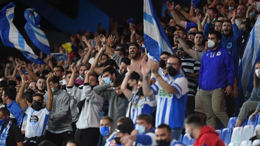 Aficionados deportivistas, en las gradas de Riazor durante un partido esta temporada. |  // CARLOS PARDELLAS