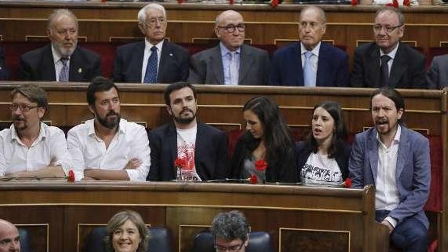 A la izquierda, Pablo Iglesias grita &quot;¡Viva la democracia!&quot;. A la derecha, los Reyes, Mariano Rajoy, Pío García Escudero y Ana Pastor, ante &quot;El abrazo&quot;, de Juan Genovés. // Efe