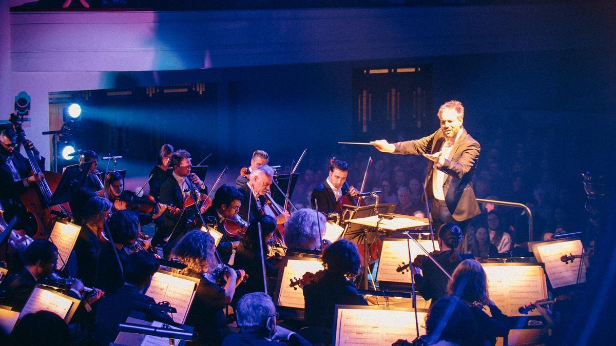 Josep Vicent, dirigiendo la Orquesta Nacional de Belgica.