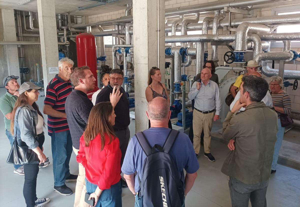 Los miembros de la Alianza por el Agua en una visita a la depuradora de Sa Coma.