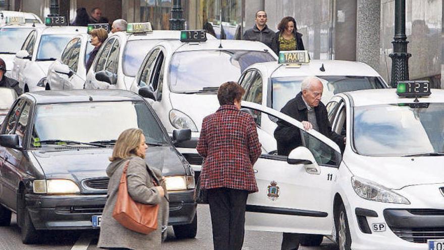 Los autopatronos facturan hoy un 45% menos. El paro y la caída del consumo ocasionada por la crisis hace que los taxistas ingresen hoy casi la mitad que en 2007. Según cálculos de la Cooperativa de Taxis, sus profesionales facturan en la actualidad un 45% menos que al inicio de la crisis, un desplome que ya llevó a parte del sector a exigir en 2010 una jornada obligatoria de descanso para reducir la competencia en la calle. &quot;El volumen de actividad ha caído y sigue cayendo&quot;, zanja José Eladio Viso.  En diciembre el Concello aprobó una subida del servicio del 2,8% hasta situar la bajada de bandera en los 3,25 céntimos. En la imagen, la parada ubicada en la calle Ecuador. // Marta G. Brea