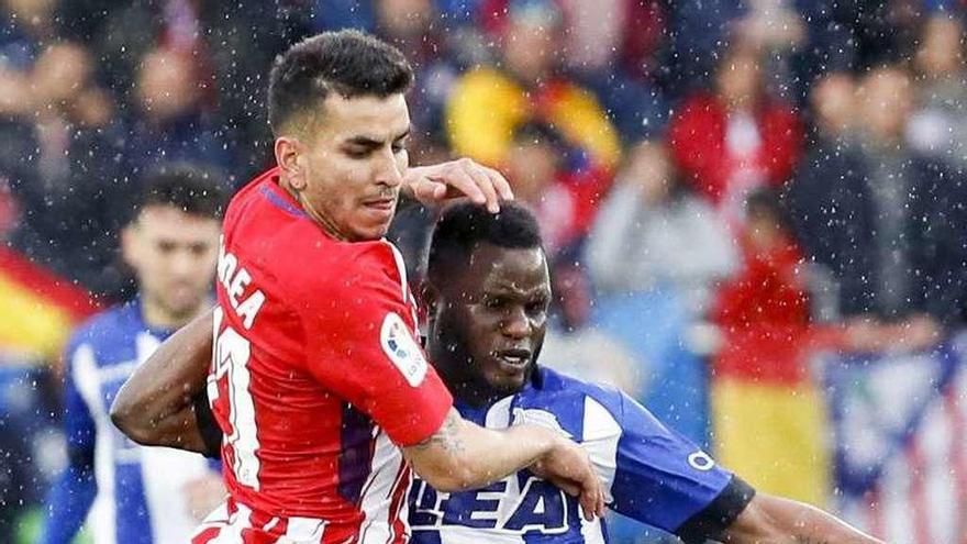 Wakaso, del Alavés, pugna con Correa. // David Aguilar