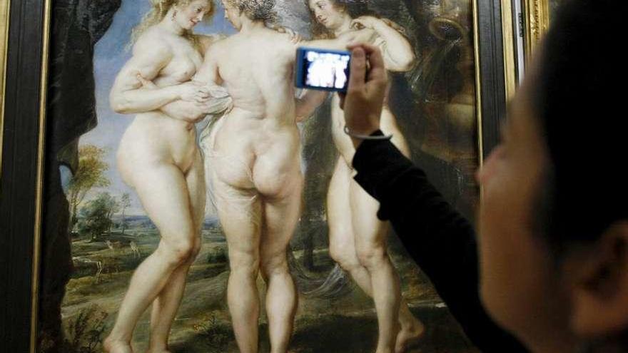 Un visitante del Museo del Prado capta imágenes del cuadro &#039;Las Tres Gracias&#039;, de Rubens.