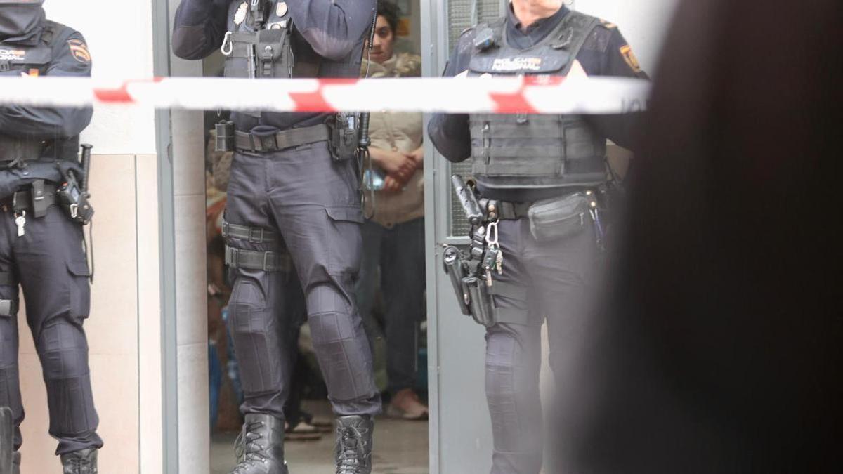 Desahucian a una madre con un hijo menor autista en Alicante entre protestas de vecinos