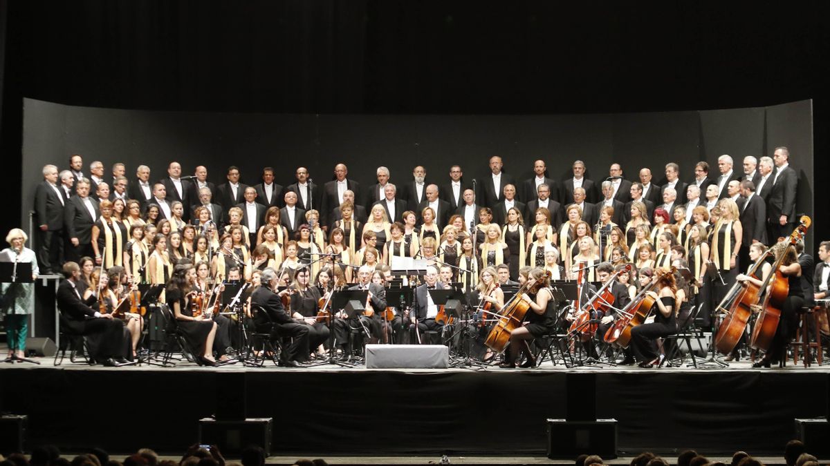 La Coral Casablanca y Orquesta actúa hoy en el auditorio de Castrelos a las 22.00 horas.