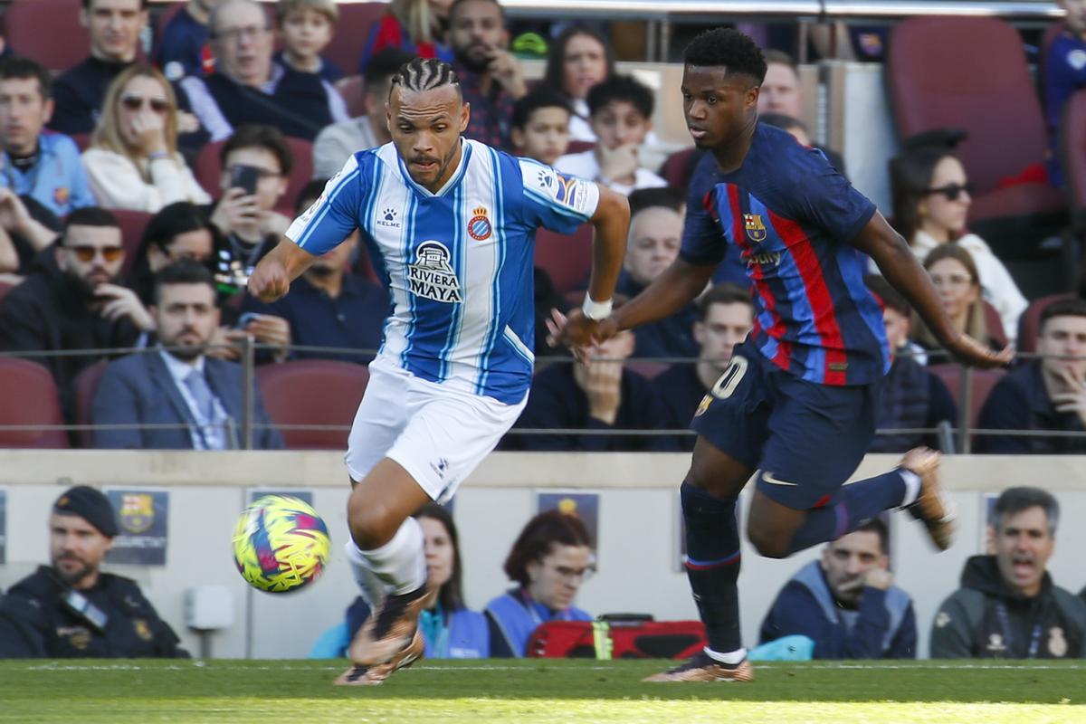 SD Espanyol’s Danish midfielder Martin Braithwaite (L) in action against FC Barcelona’s forward Ansu Fati during their LaLiga game at Spotify Camp Nou Stadium, in Barcelona, northeastern Spain, 31 December 2022. EFE/Marta Perez