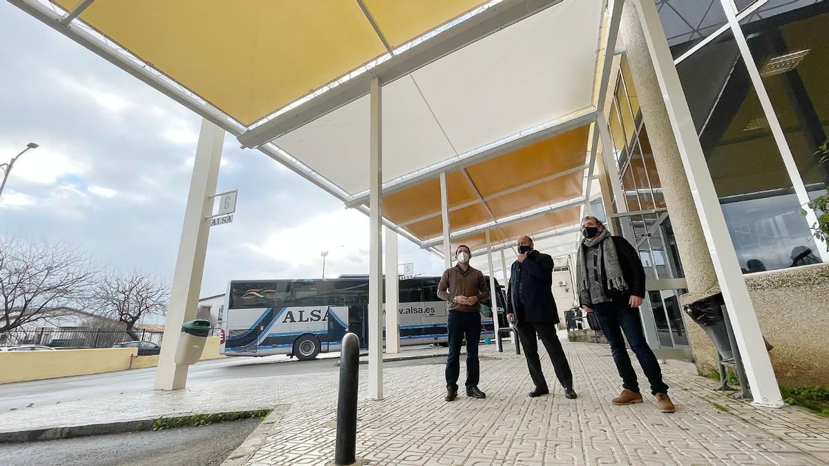 La estación de autobuses de Antequera, con los toldos ya colocados.