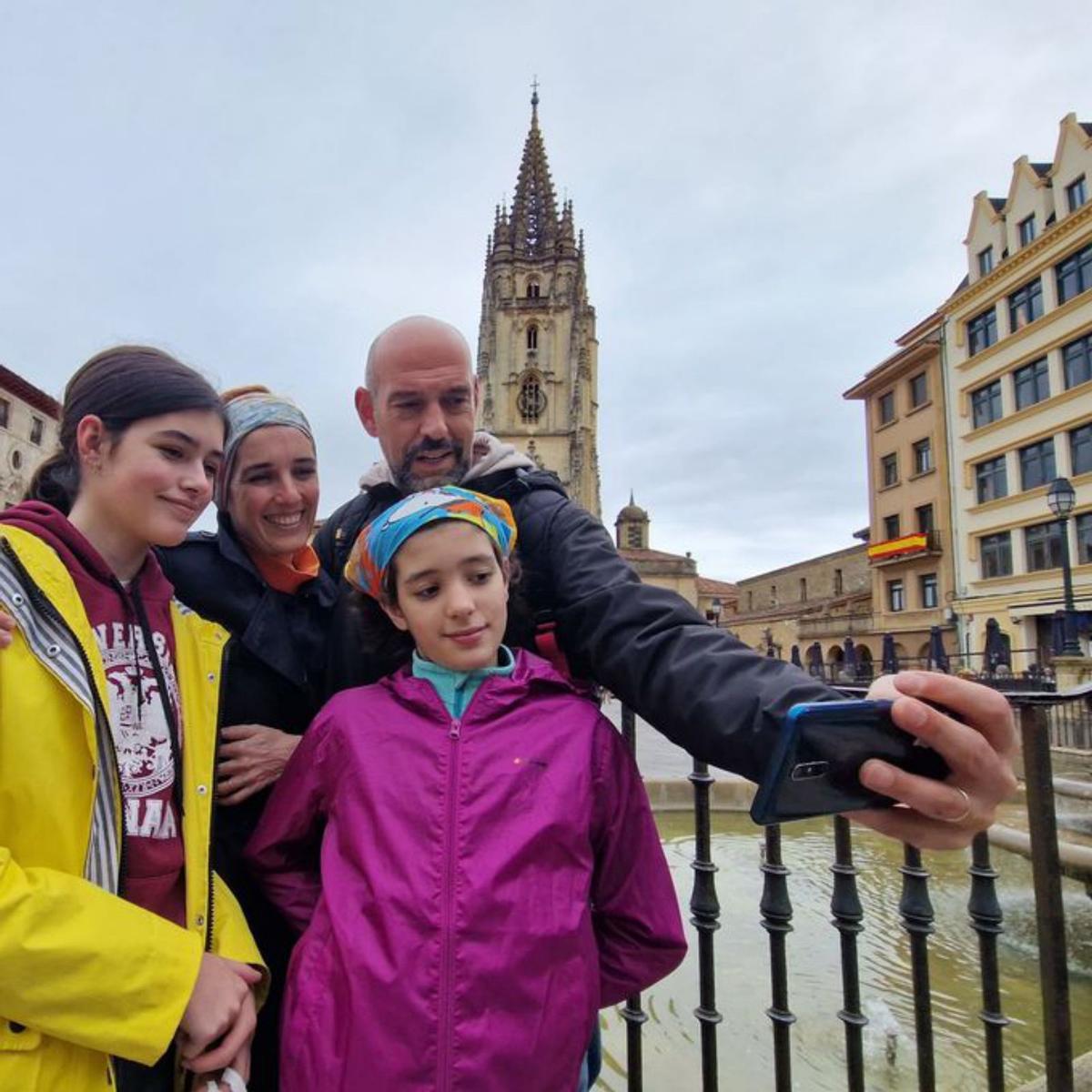 "La comida compensa el mal tiempo", dicen los turistas que toman la ciudad