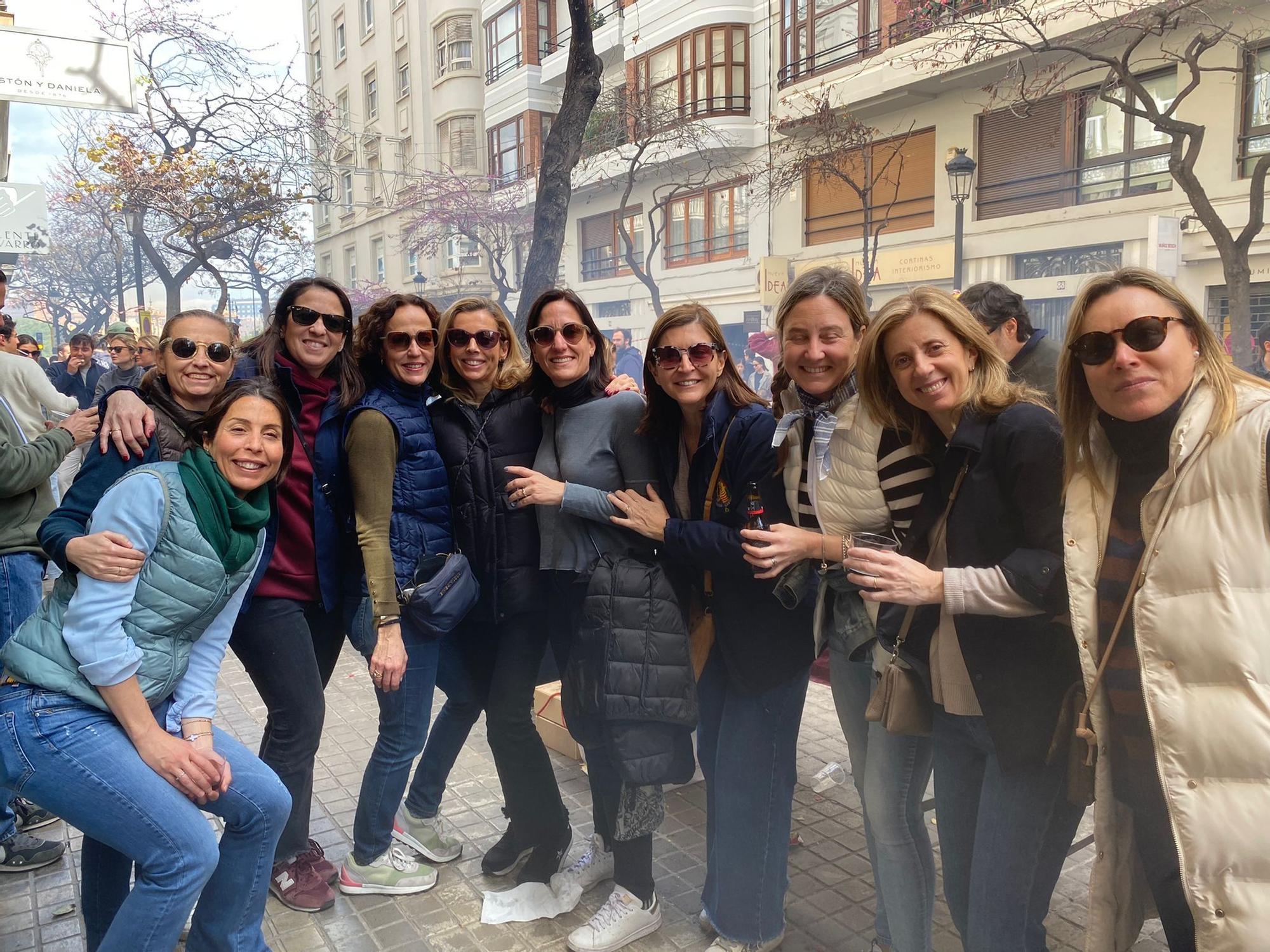 Ana Noguera, Almudena Navarro, Águeda Vilarrasa, Lucía Gómez-Trenor, Salomé Corell, Nuria Montón, Eugenia Vallet, Ana Campos, María José Martínez y Mara Pérez, en las paellas de Grabador Esteve-Pizarro.