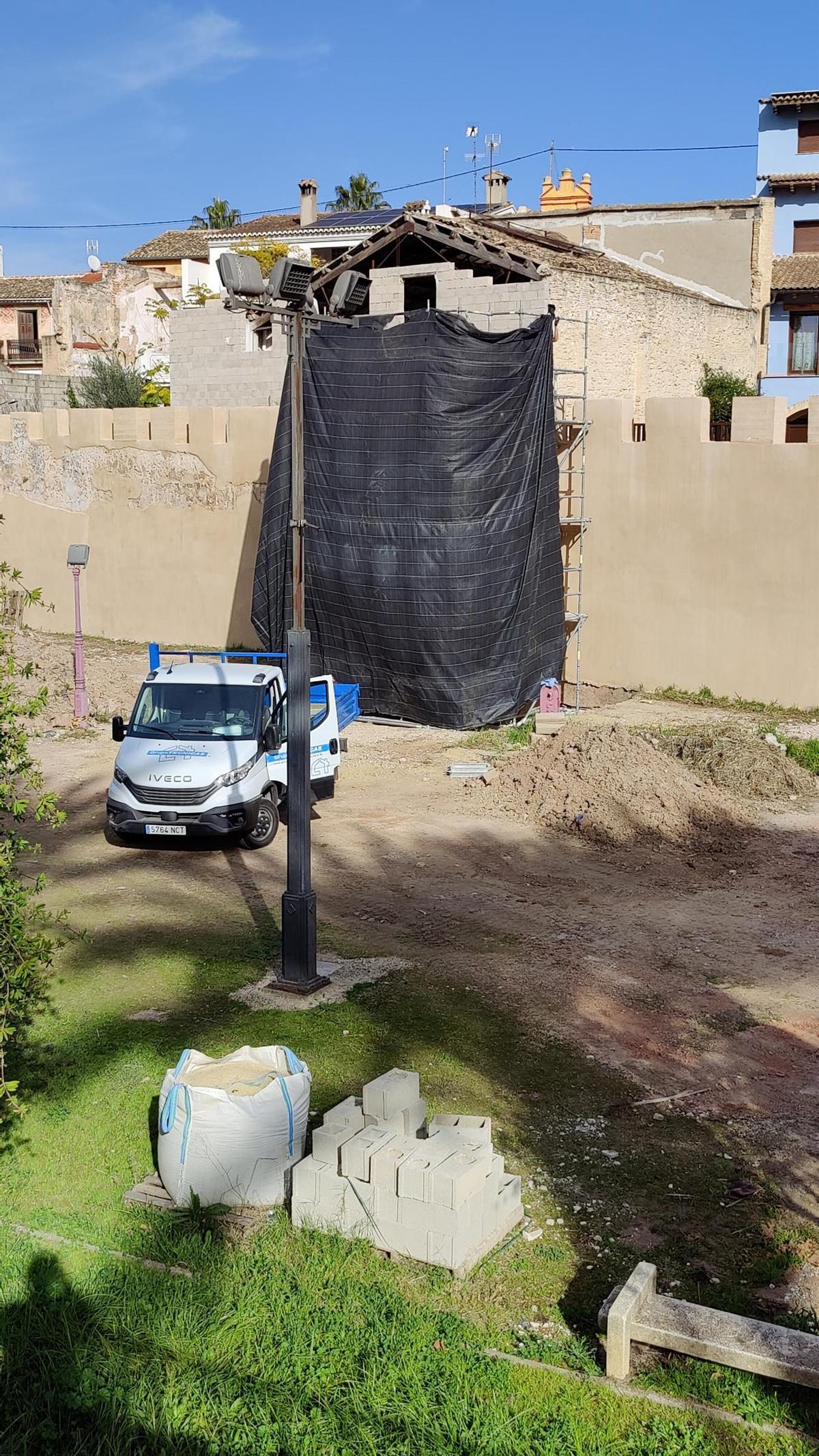 Instalación de una lona alrededor de la torre.