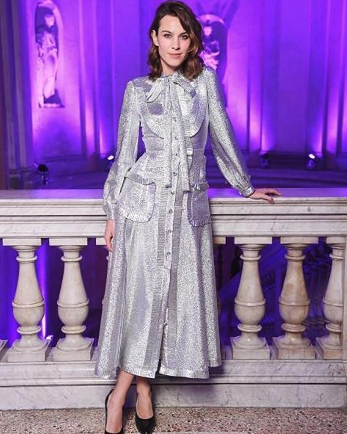 El vestido plata de Alexa Chung