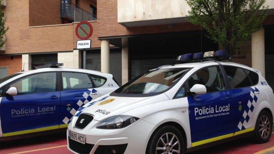 Cotxes de la Policia Local de Sant Joan aparcats davant de la seva seu