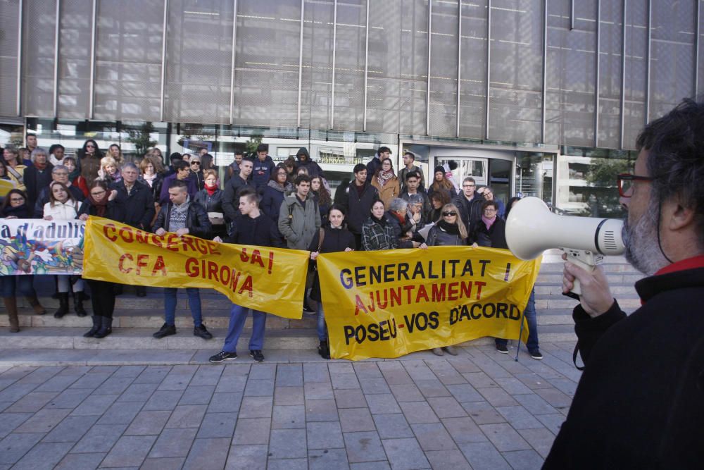 Protesta per reclamar el conserge a l'Escola d'Adults