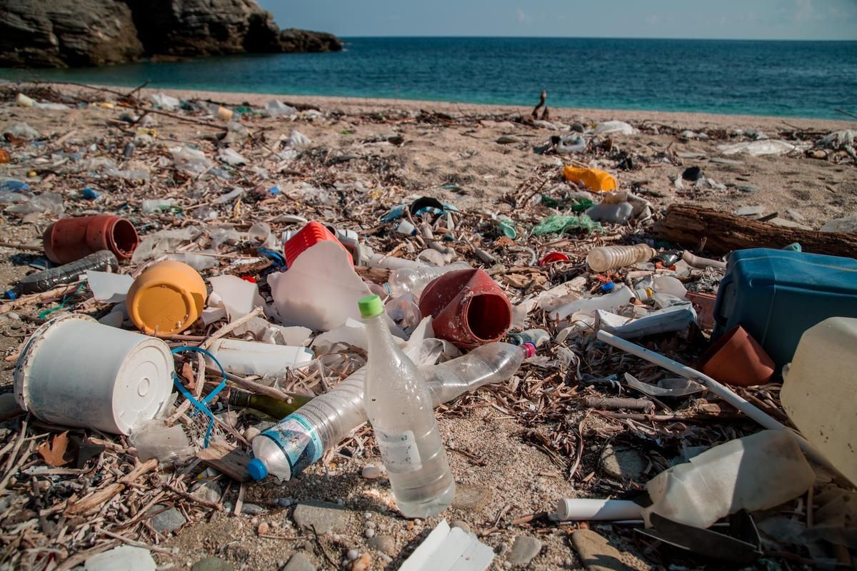 Playa repleta de basura plástica