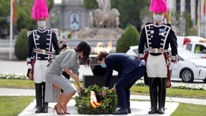 Madrid recuerda a los muertos por coronavirus con una corona de laurel en San Isidro.