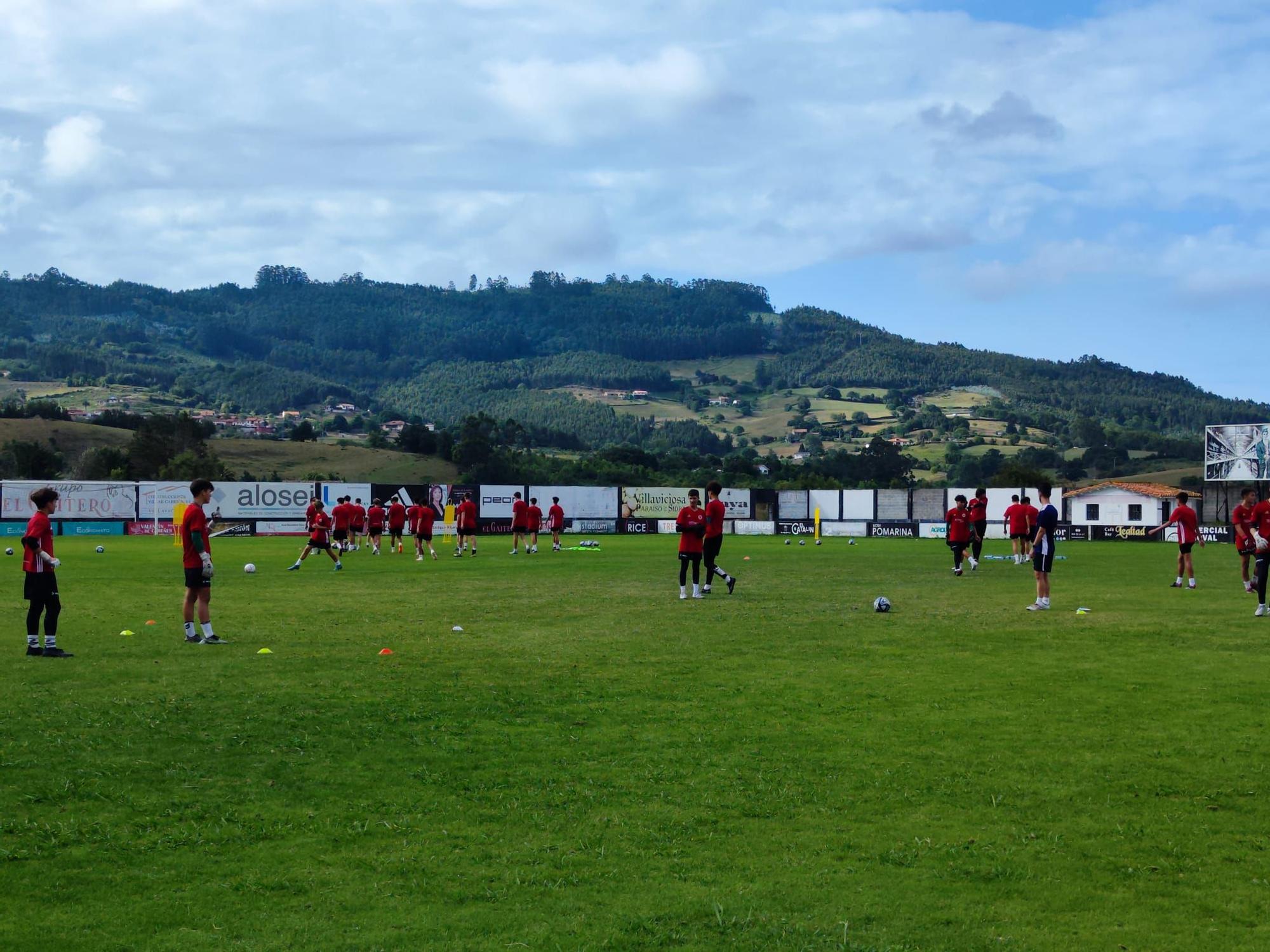 La cantera del fútbol profesional entrena en Villaviciosa: así es el campus de Marcelino García Toral