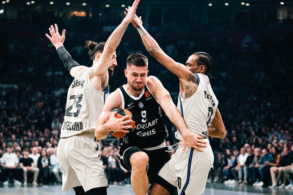 Marinkovic, in an offensive action against the Barça defense