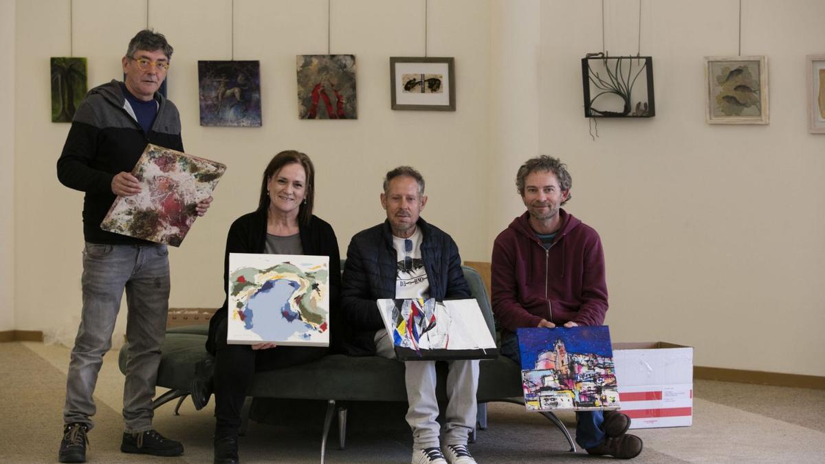 Ximo Canet, Diana Bustamante, Carles Guasch y Ángel Zabala, ayer, con sus obras, durante el montaje de la exposición.  |  VICENT MARÍ