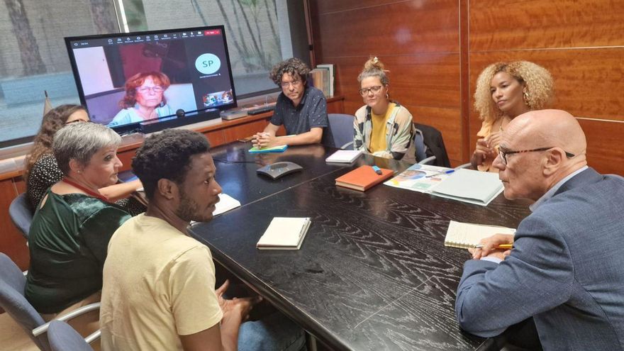 A hundred people registered in Tenerife demand a free transport voucher