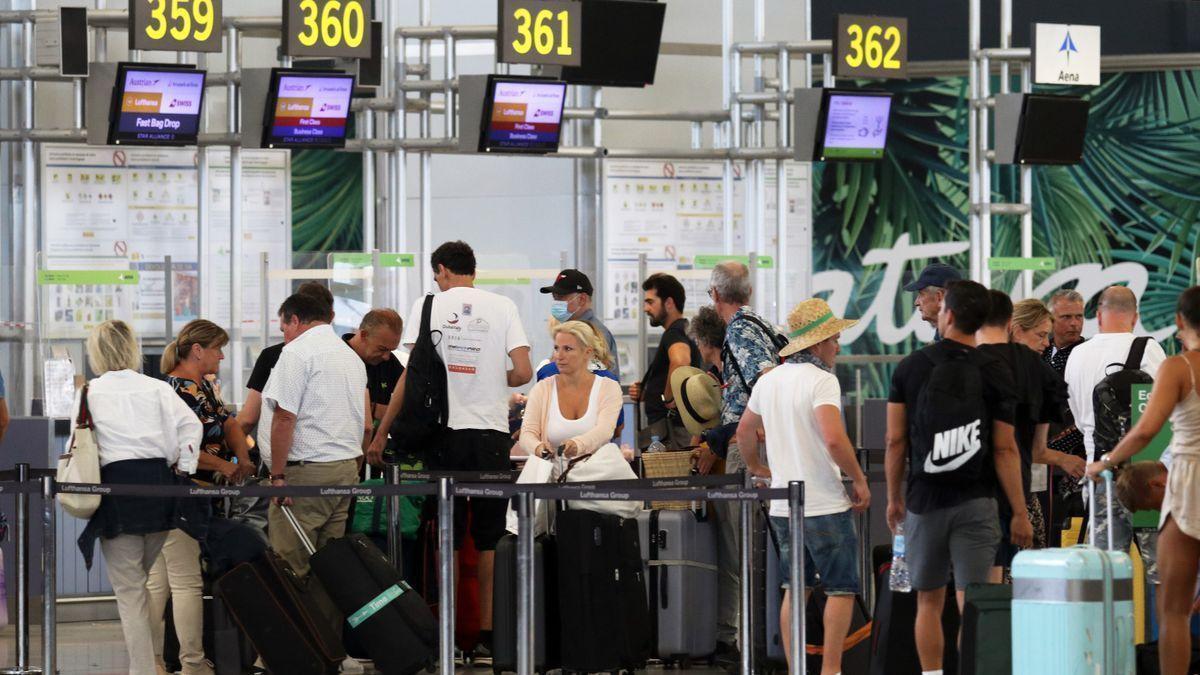 Pasajeros hacen cola en el aeropuerto de Málaga.