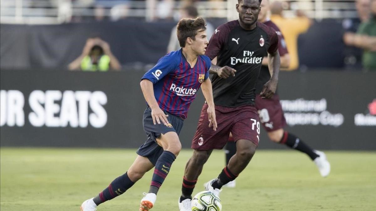 Puig busca una jugada pese a la vigilancia de Kessie durante el Barça-Milan.