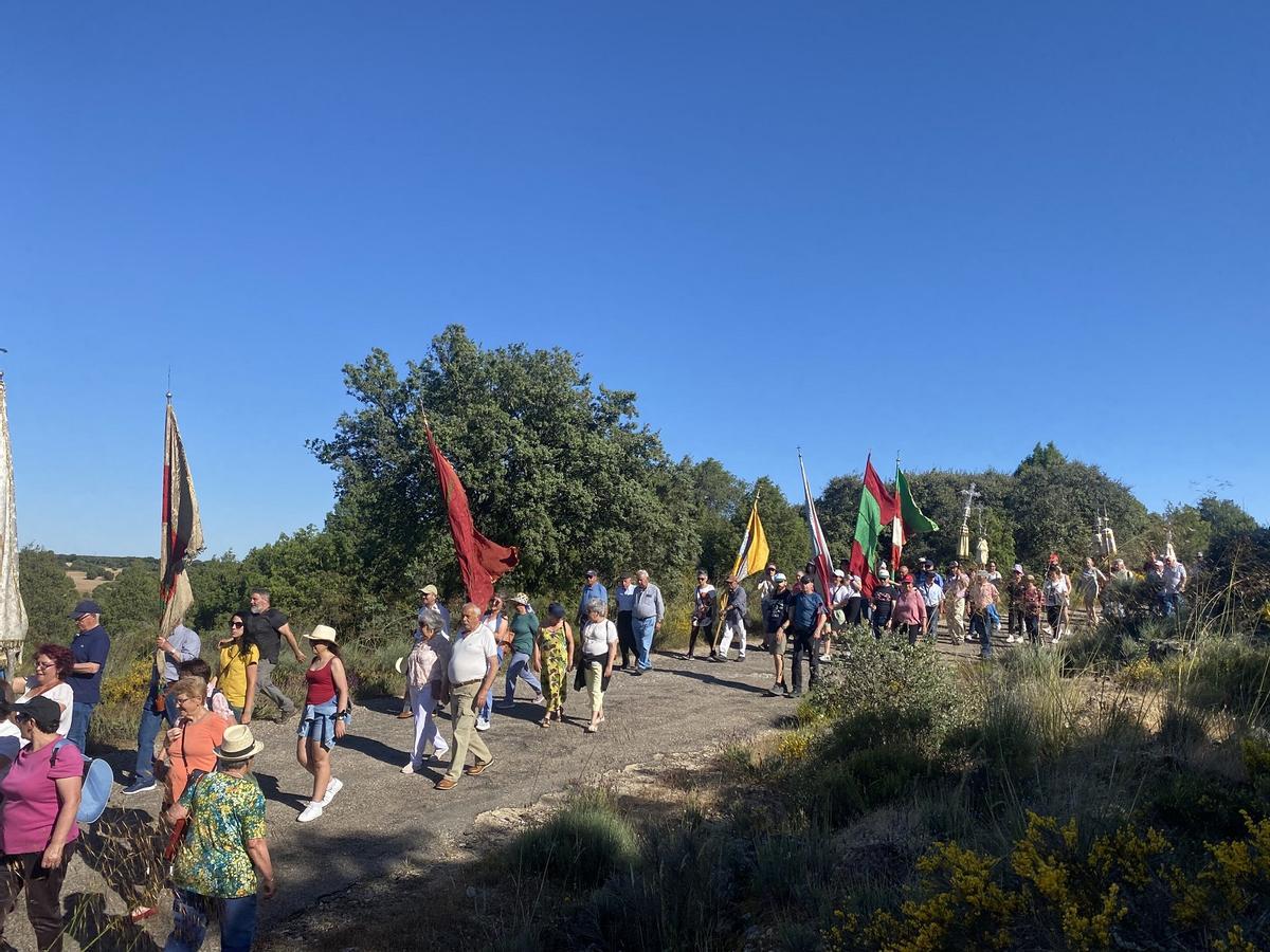 Procesión romera con pendones.