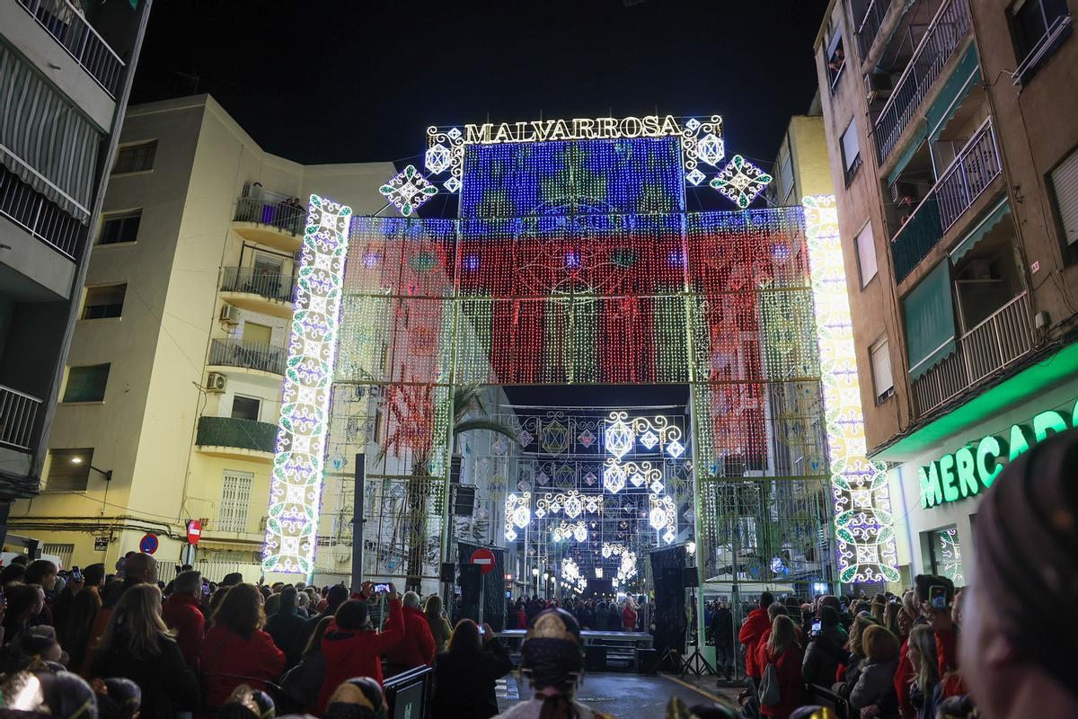 Malvarrosa celebra su tercer premio con la inauguración de sus luces
