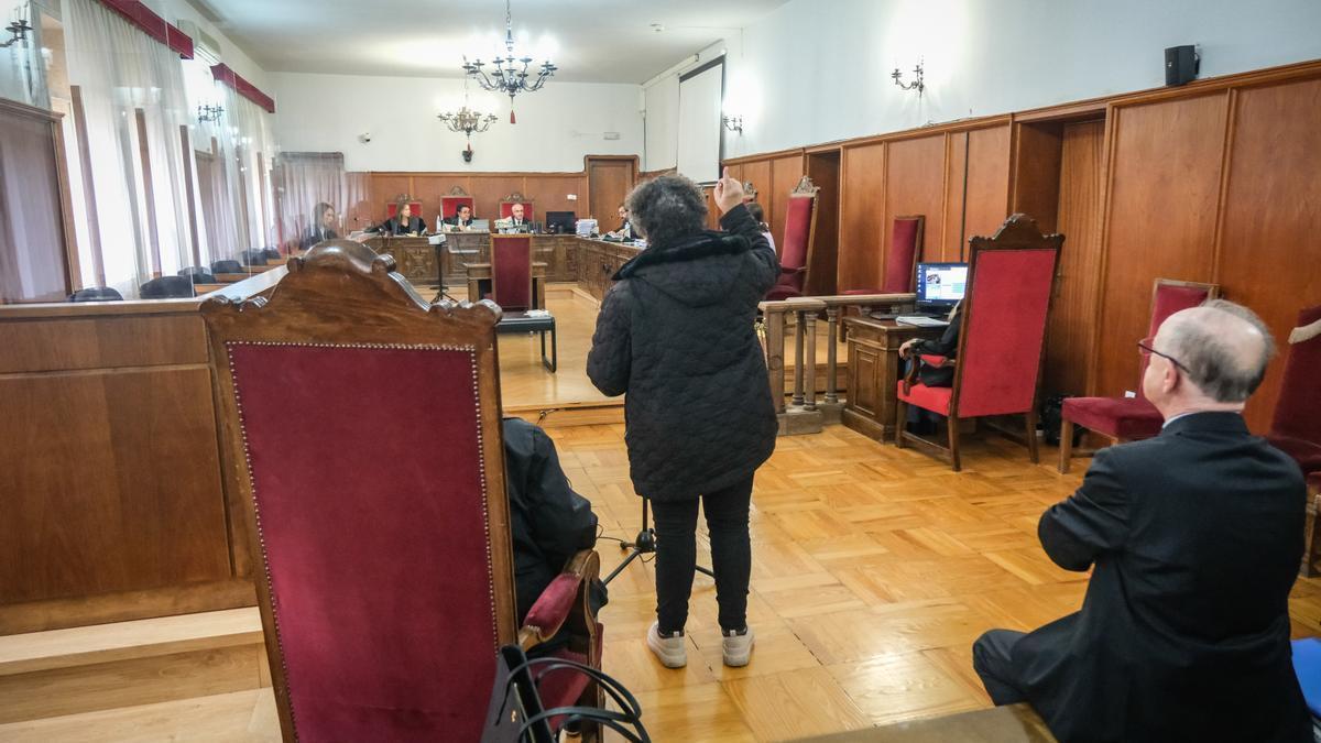 La empresaria portuguesa, en el centro, junto a su madre y el asesor fiscal durante el juicio en la Audiencia Provincial de Badajoz.