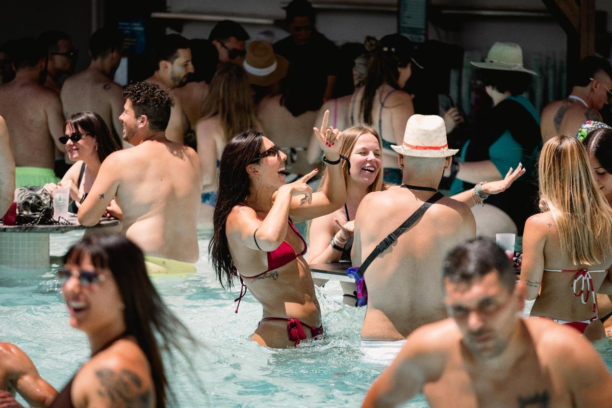 Miles de personas disfrutaron del evento en el agua