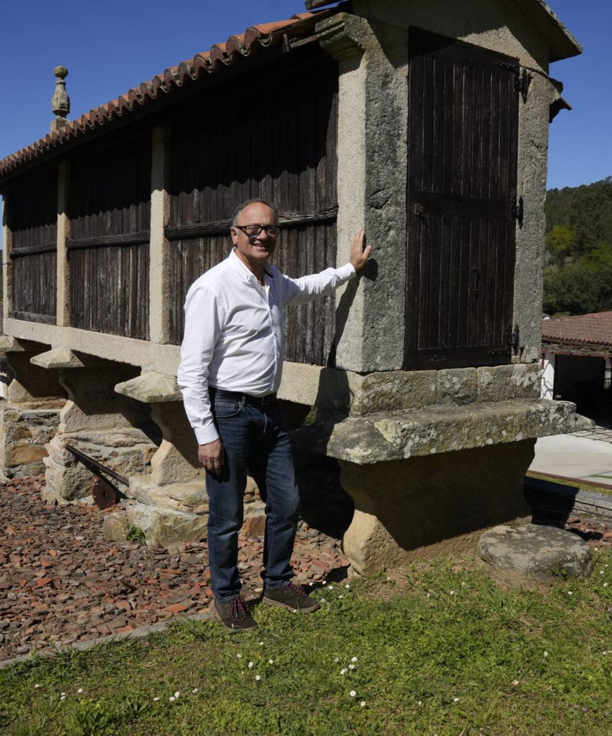 Otero xunto a un hórreo da casa rural que rexenta a familia. | BERNABÉ