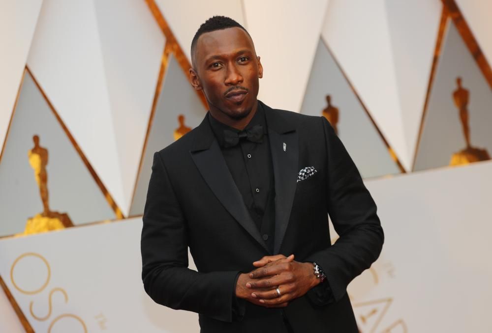 Mahershala Ali, actor de reparto de 'Moonlight', atrevido pero acertado vistiendo enteramente de negro.