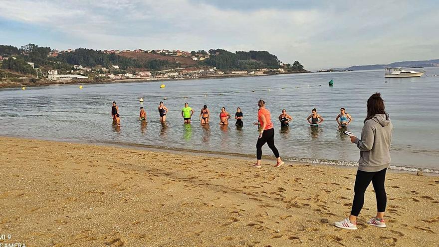 Los participantes compitiendo en la playa de Banda do Río.   | // FDV