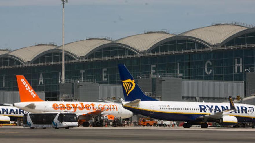 Un pasajero procedente de Londres da positivo en el aeropuerto de Alicante y lo envían en taxi a Almería