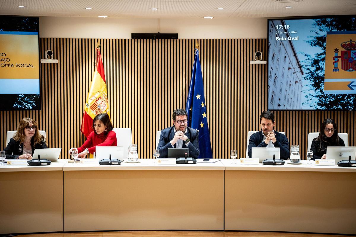 El secretario de Estado de Trabajo, Joaquín Pérez Rey, preside la mesa de diálogo social para la subida del salario mínimo interprofesional (SMI) de 2026.