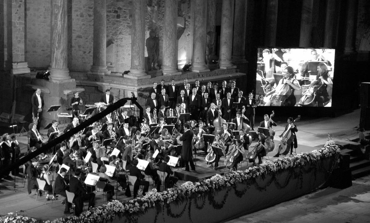 Año 2001. La Oex actúa durante el acto institucional por el día de Extremadura en el teatro Romano de Mérida.