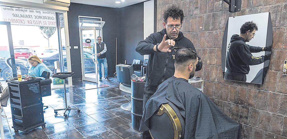 Marío Martínes, en su peluquería antes de la dana