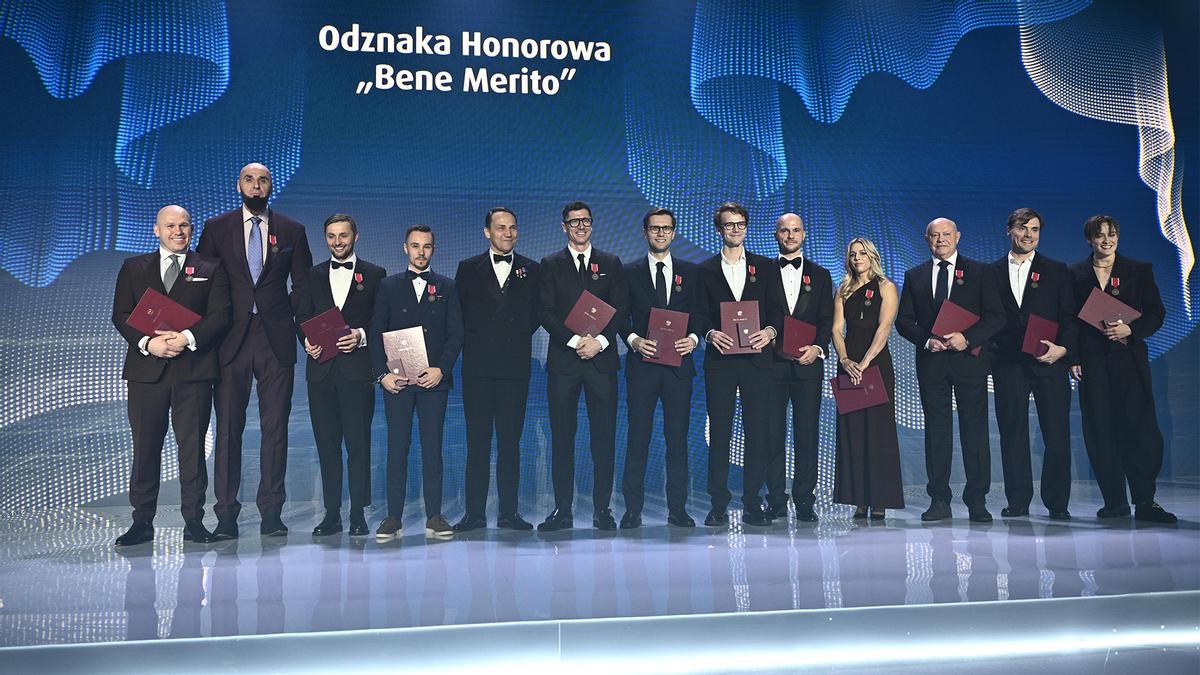 Robert Lewandowski y el resto de embajadores de Totalizator Sportowy, quienes recibieron la insignia Bene Merito